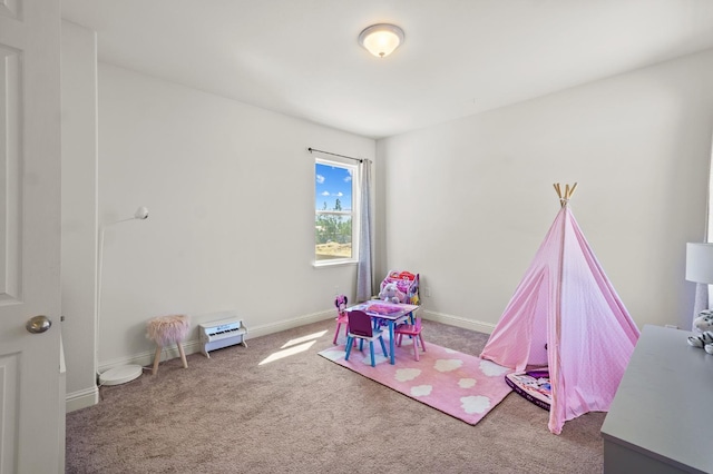 recreation room with carpet