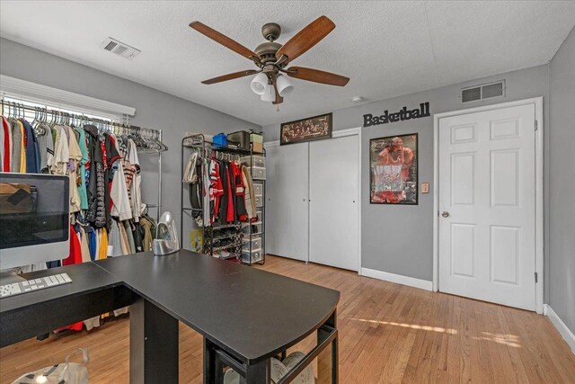 walk in closet with hardwood / wood-style floors and ceiling fan