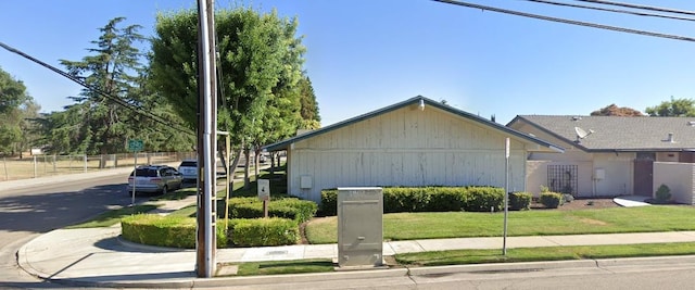 view of front of house featuring a front yard