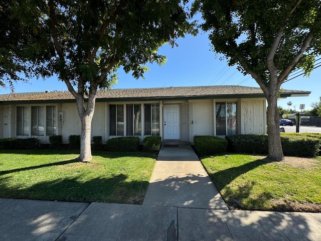 single story home featuring a front yard