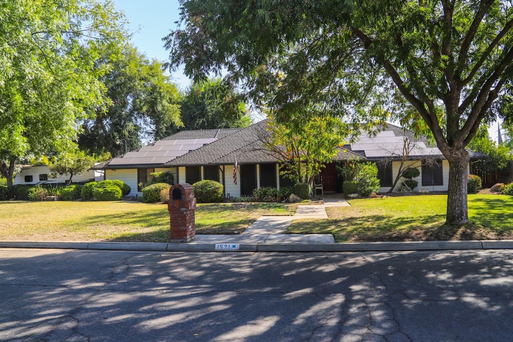 single story home with a front yard