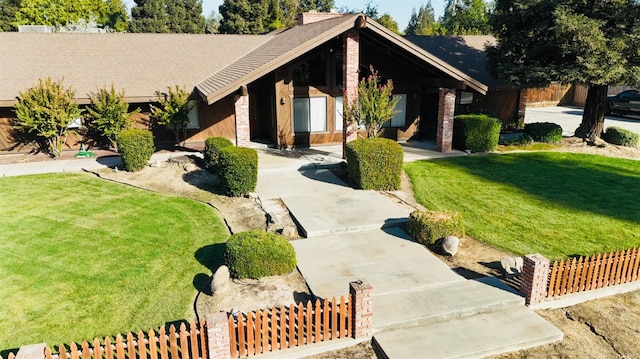 view of front of home featuring a front lawn