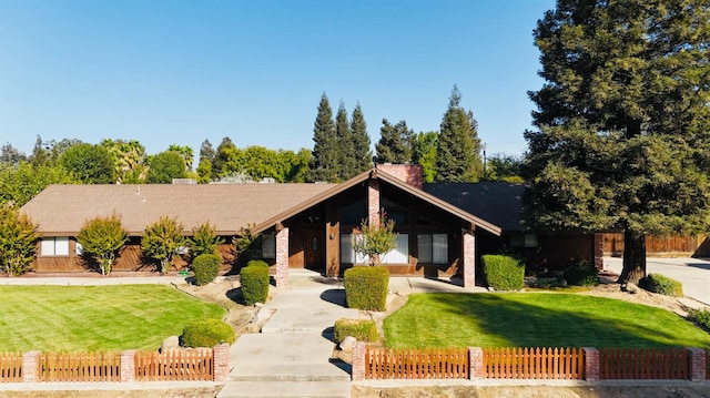 ranch-style house featuring a front yard