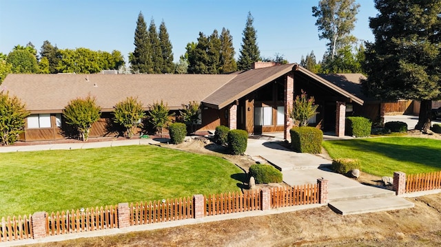 view of front of house featuring a front lawn