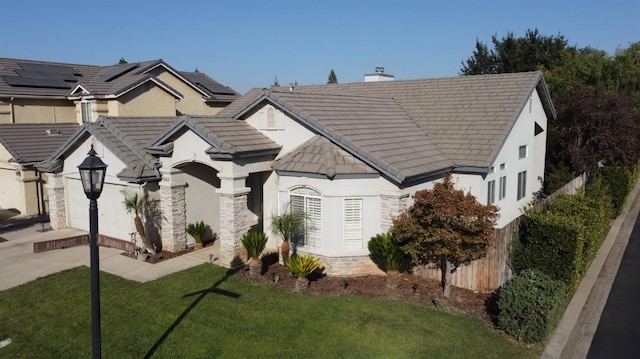 view of front facade featuring a garage and a front yard