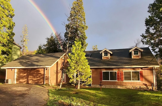 view of front of house featuring a front lawn and a garage