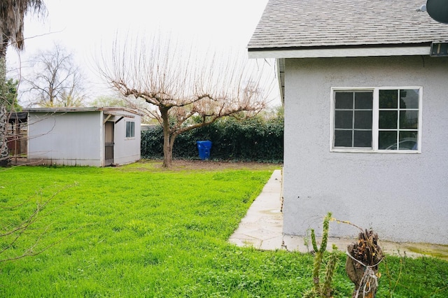 view of yard featuring a storage shed