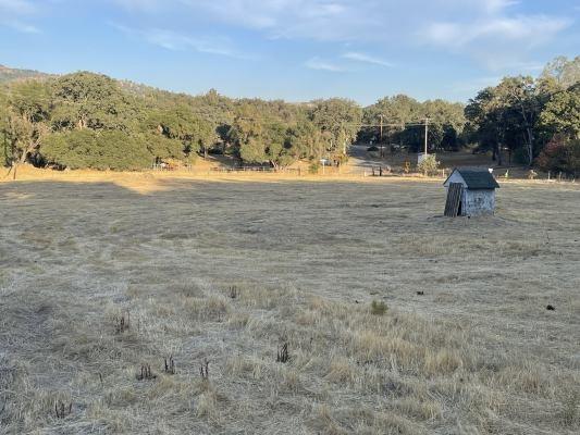 view of yard featuring a rural view