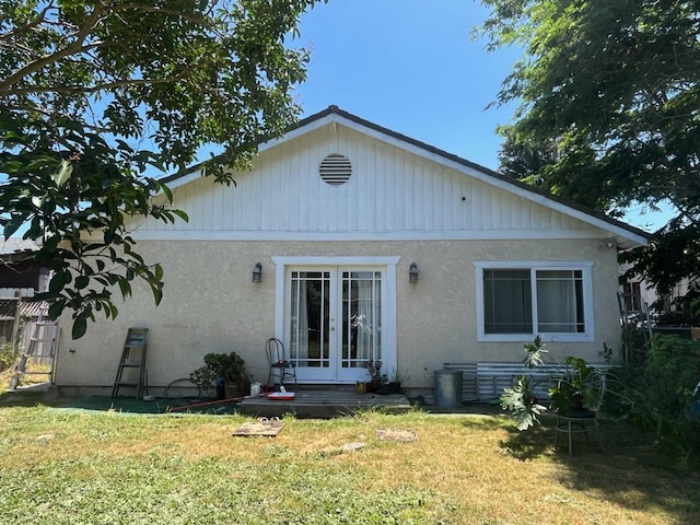 back of house featuring a lawn