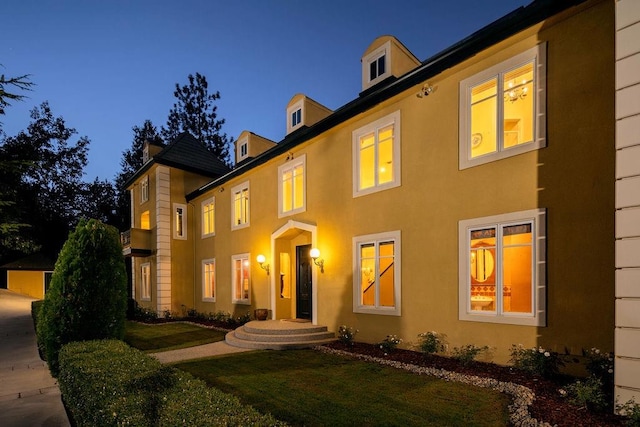 view of front of property featuring a lawn