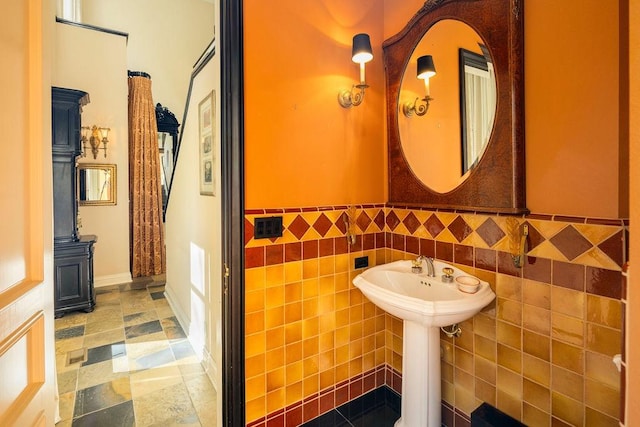 bathroom featuring tile walls