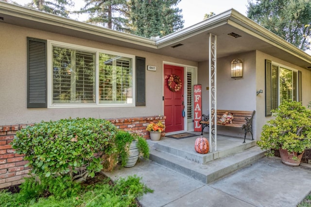 property entrance featuring a porch