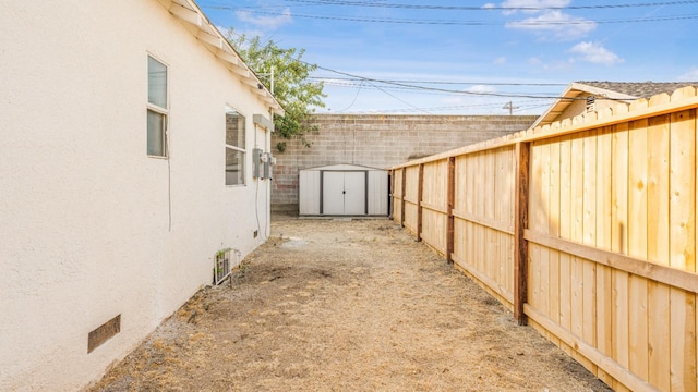 view of yard featuring a shed