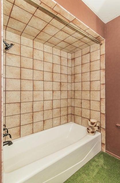 bathroom featuring tiled shower / bath