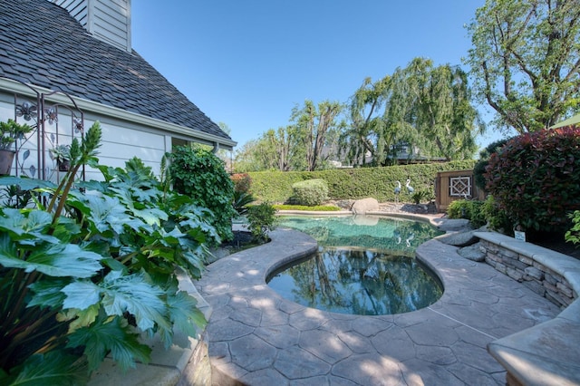 view of pool with an in ground hot tub and a patio area