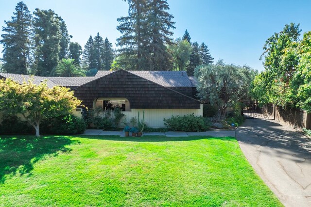 view of front of house featuring driveway and a front yard