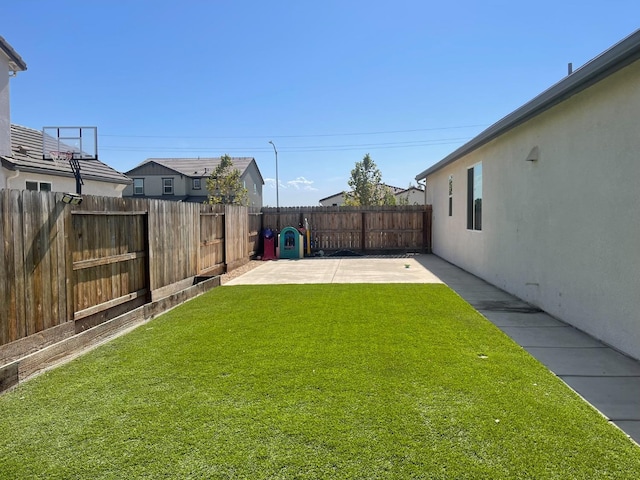 view of yard featuring a patio