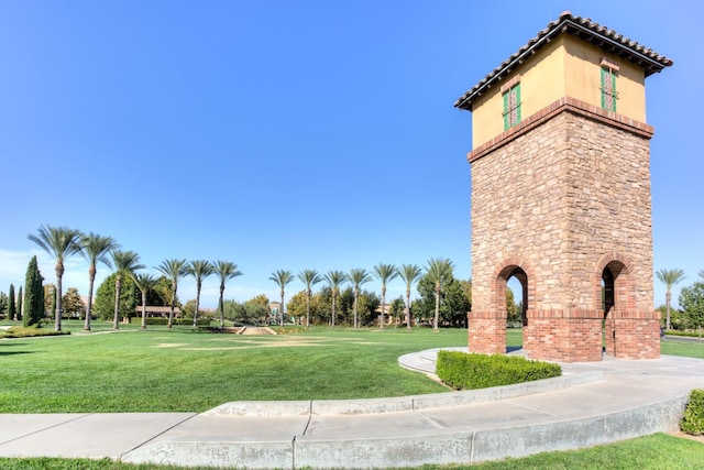 view of property's community featuring a lawn