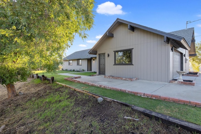 view of front facade featuring a front lawn and a garage