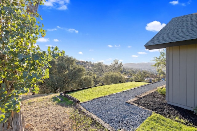 view of yard with a mountain view