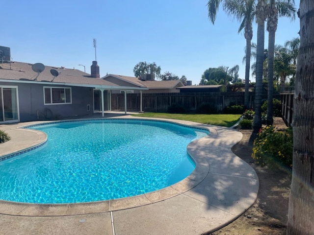 view of swimming pool featuring a lawn