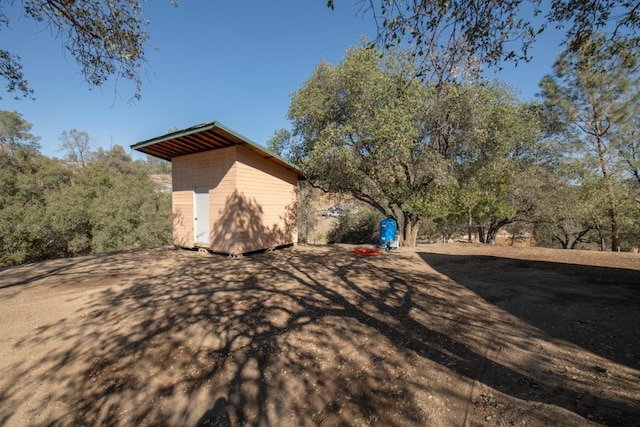 view of yard with a storage unit