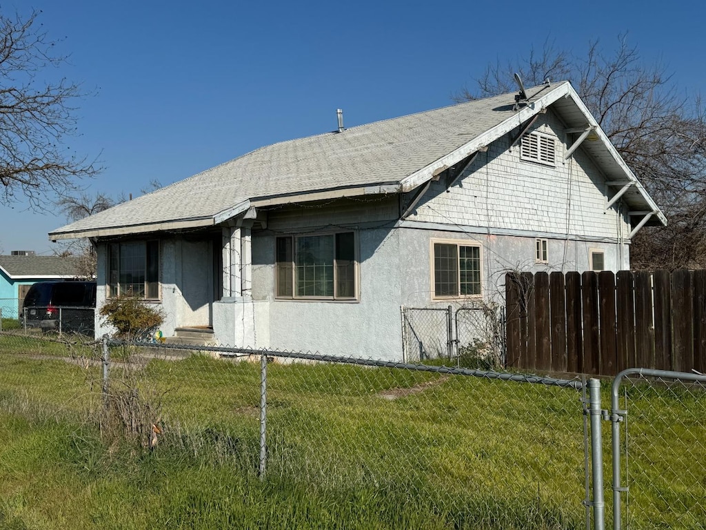 view of front of property featuring a front yard