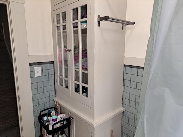 bathroom featuring tile walls