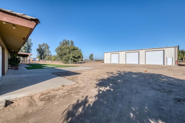 view of yard with an outdoor structure and a garage