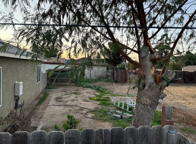 view of yard at dusk