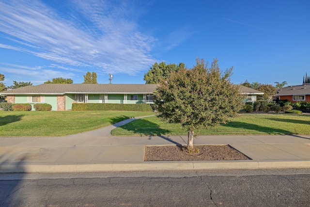 single story home featuring a front yard