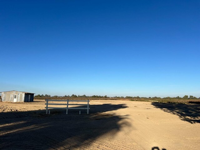 view of yard featuring a rural view