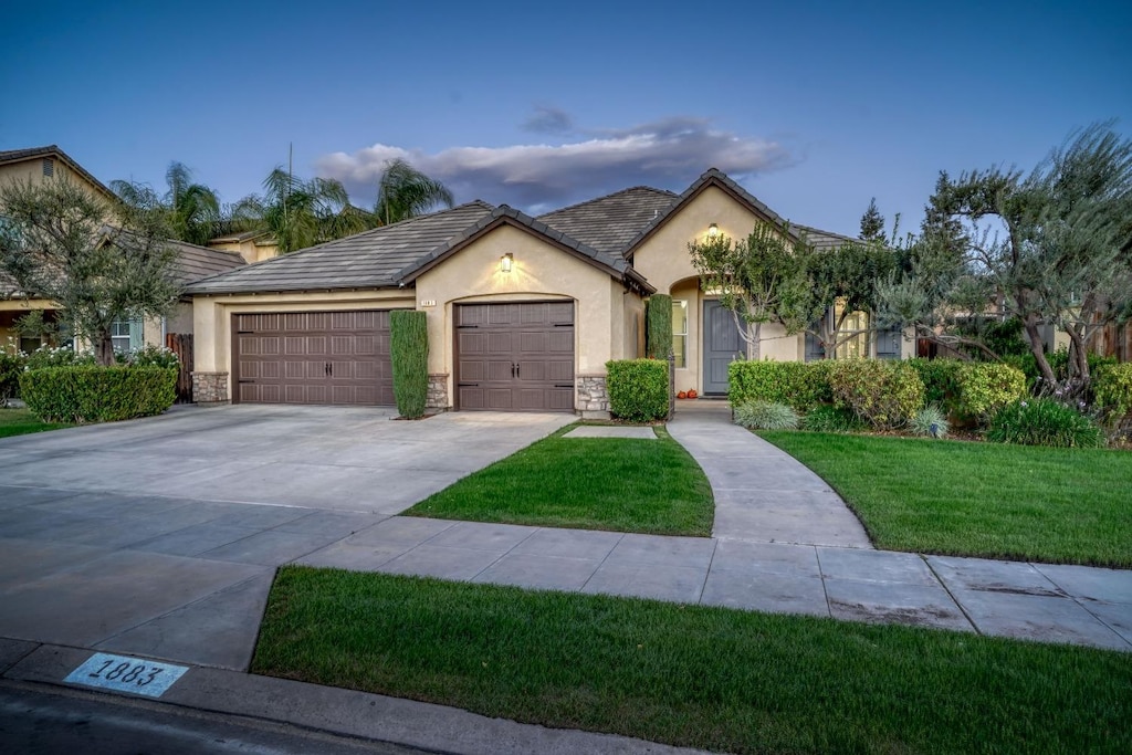 view of front of property featuring a front lawn and a garage