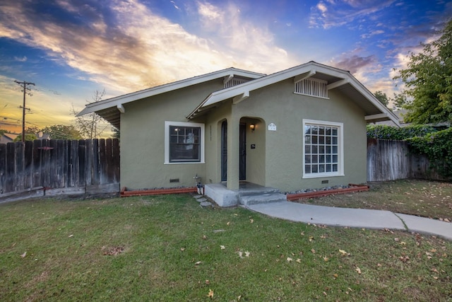 bungalow featuring a lawn