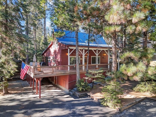 view of front facade featuring a wooden deck