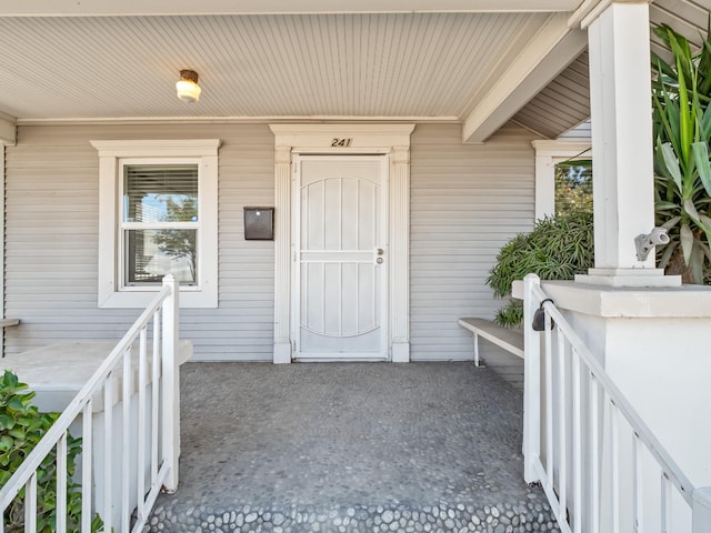 entrance to property featuring covered porch