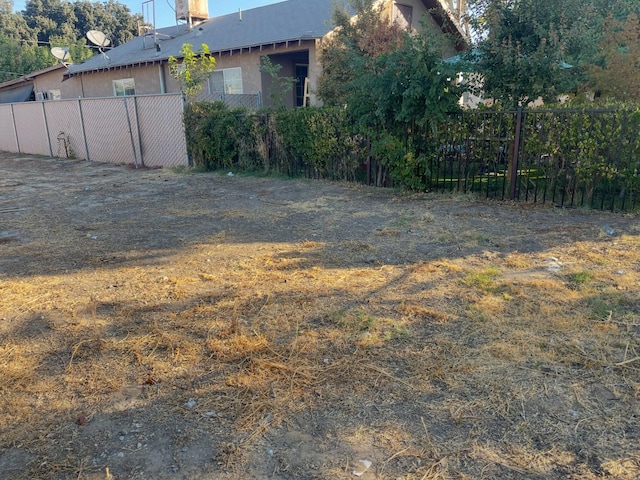 Listing photo 2 for 2335 Grant Ave E, Fresno CA 93701