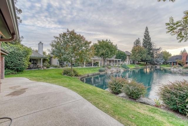 view of swimming pool featuring a yard