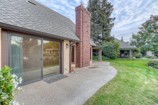 view of yard featuring a patio