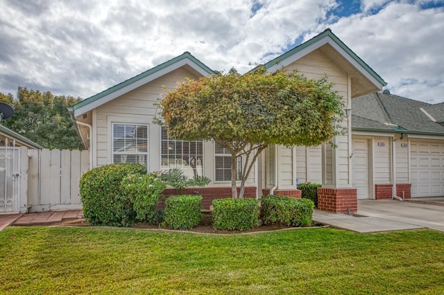 view of front facade featuring a front yard and a garage