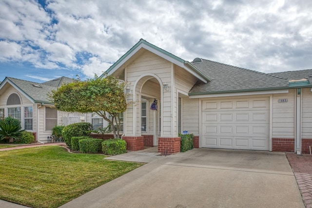 view of front facade featuring a garage and a front yard