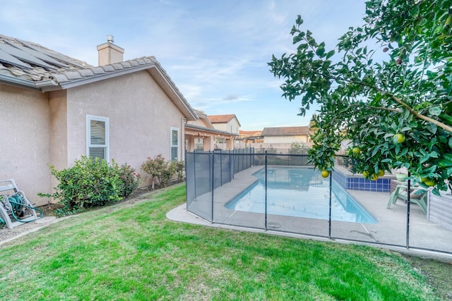 view of swimming pool featuring a lawn