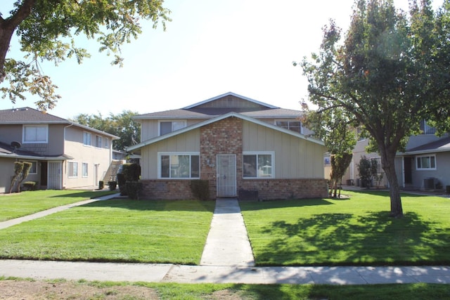 view of front of home featuring a front yard