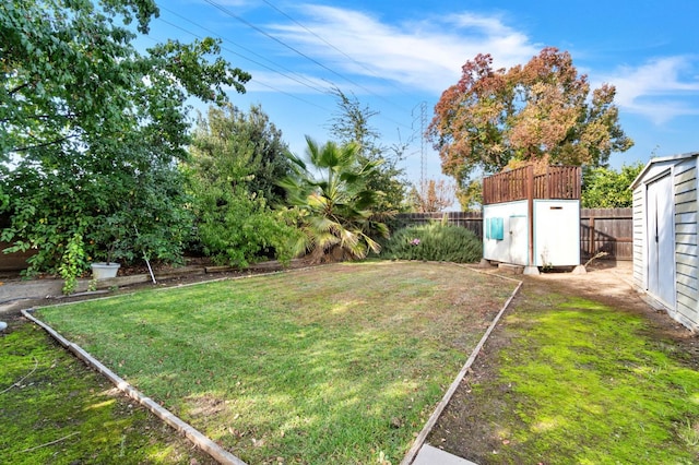 view of yard featuring a storage shed