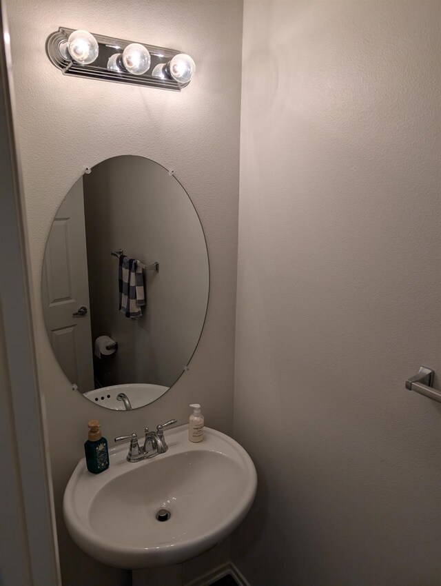 bathroom featuring sink