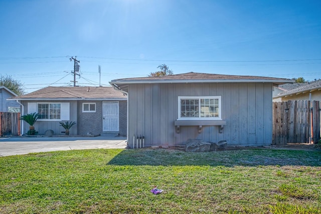 view of front facade with a front yard