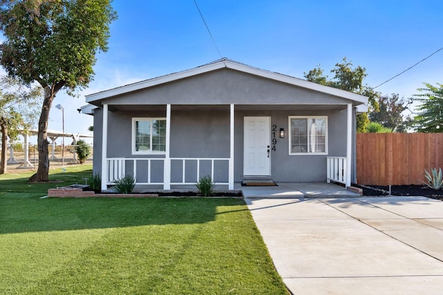 view of front of house featuring covered porch and a front yard