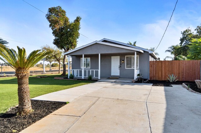 view of front of house featuring a front lawn and covered porch