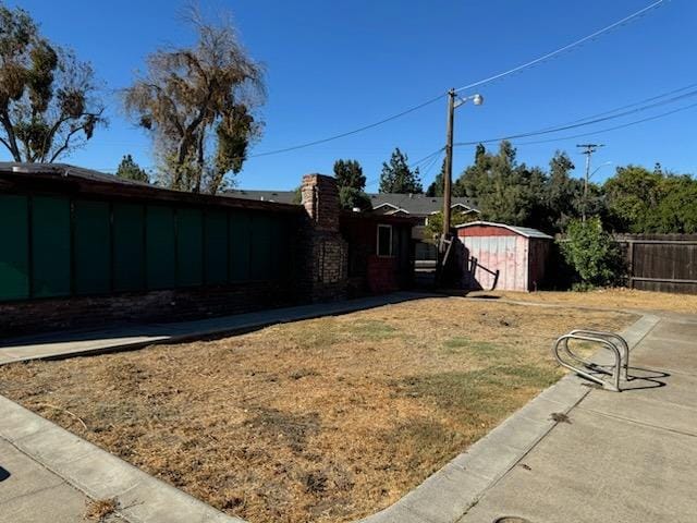 view of yard featuring a shed