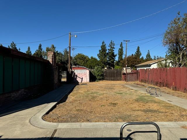 view of yard with a storage shed